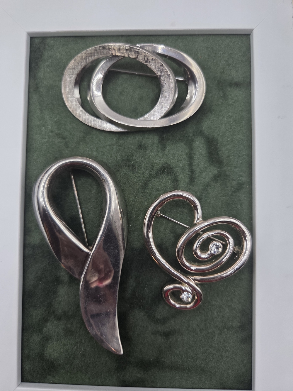 1392. Silver Tone Decorative Brooch Set - Three Pins